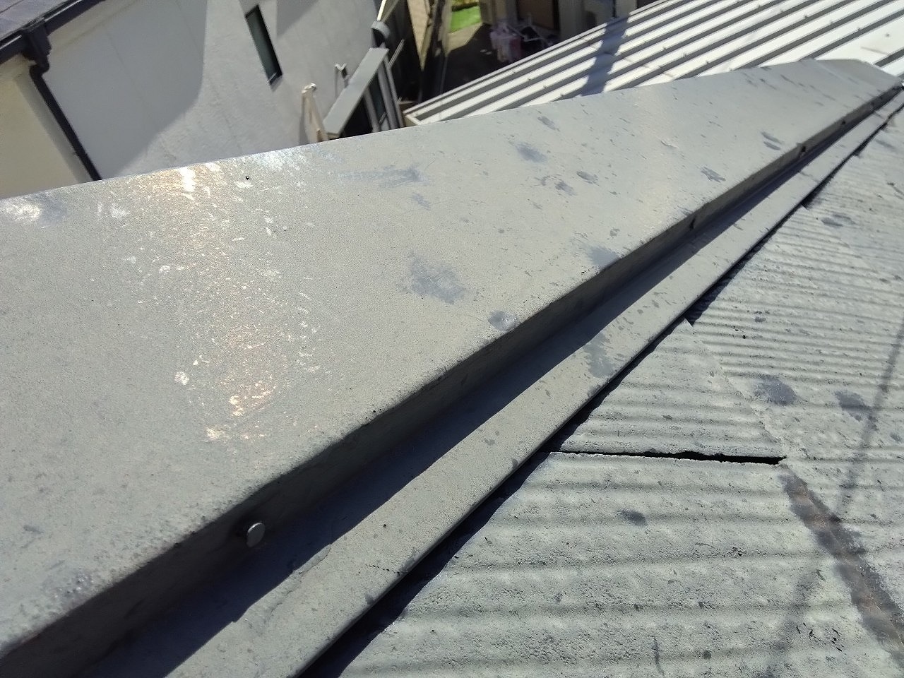 明石市　雹で隅棟部分棟包み板金へこみ